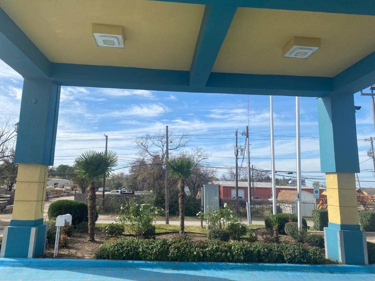 Tropicana Inn And Suites Dallas Buitenkant foto